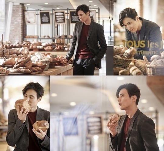 원빈(김도진/배우)
배우 원빈과 김수현이 매력대결을 펼쳤다. 뚜레쥬르 베이커리 측이 지난 13일 공개한 광고 촬영 현장 사진에서 두 배우의 매력이 한껏 과시된 것.
사진에는 원빈과 김수현이 해당 베이커리에서 빵을 고르는 모습이 담겨 있다.