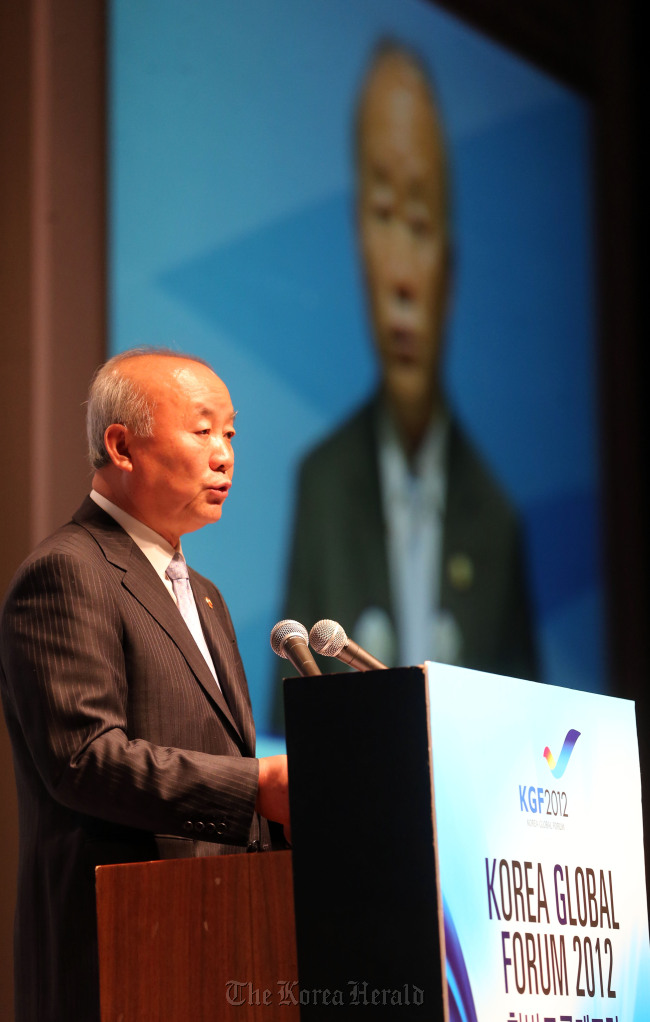 류우익(통일부장관)
Unification Minister Yu Woo-ik delivers his welcoming address at the Korea Global Forum in Seoul on Tuesday. Yonhap News