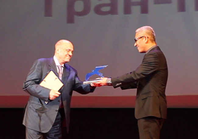 양민종(한국문화원 원장)
Yang Min-jong (right), director of the Korea Culture Center in Moscow, receives the top prize at the 6th International Disability Film Festival in Moscow, on behalf of director Yi Seung-jun for documentary “Planet of Snail” from Vladimir Menshov, the head of the jury of the film fest, on Monday.   Yonhap News