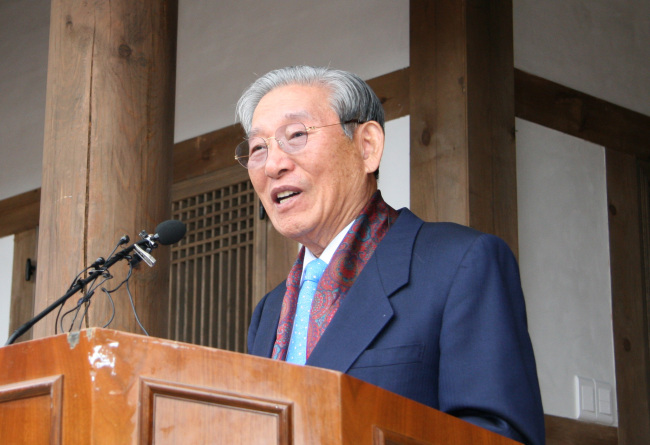 이종환(기업인/삼영화학그룹 회장)
SamYoung Chemical chairman Lee Chong-hwan speaks about a plan to foster his scholarship fund at his birthplace in Uiryeong, South Gyeongsang Province, on Sunday.  Yonhap News