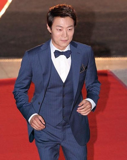 이희준(배우)
배우 이희준이 KBS2 새 수목극 ‘전우치’로 안방극장 나들이에 나선 가운데 “선 굵은 연기도 할 수 있다는 것을 스스로에게 증명해보이고 싶었다”고 말했다.
이희준은11월 14일 서울 여의도 콘래드호텔에서 열린 ‘전우치’(극본 조명주 박대영, 연출 강일수 박진석)의 제작발표회에 참석해 “시청률을 생각하고 작품을 해본 적은 한 번도 없다”고 말문을 열었다.