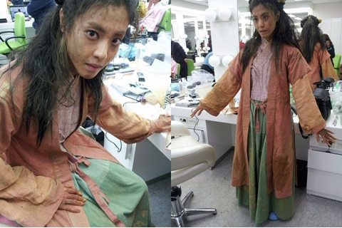 이윤지(배우)
배우 이윤지가 꽃거지로 완벽 변신했다. 이윤지는 14일 자신의 트위터에 “꽁꽁 숨기고 있던 정체가 사진으로 공개되었군요. 방송 나가고 말씀드리려 했는데, 촬영 당일 감독님 왈 ‘저 거지는 뭐야~’ 춤을 추구 빙그르르 돌며 반야 왈, ‘나 그냥 거지 아니야! 꽃거지야”라는 글과 “오늘 대풍수 내용 궁금해요? 궁금해요~ 궁금하면 오백원”이라는 글을 올리며 꽃거지 변신 사진을 공개했다.
