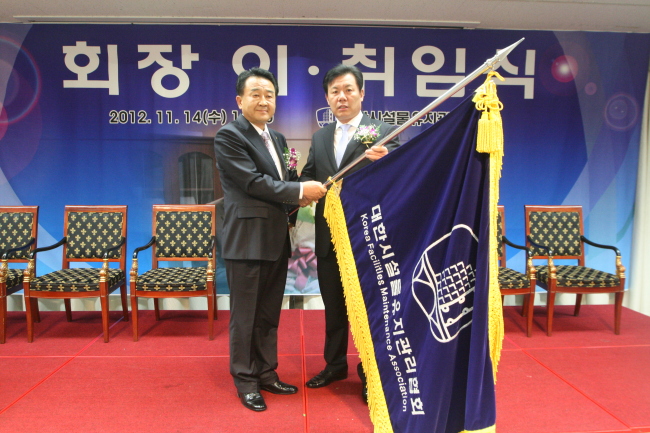 김용훈(기업인/토형이엔시 대표)
대한시설물유지관리협회 2대 회장에 김용훈 토형E&C 회장이 취임했다.
대한시설물유지관리협회는 지난 14일 서울 신대방동 전문건설회관에서 김 회장 취임식을 갖고 집행부 구성을 완료했다고 밝혔다.