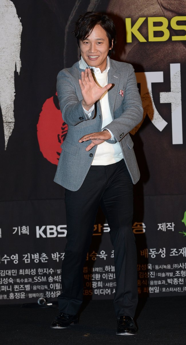 차태현(배우/가수)
KBS 일요 예능 ‘1박2일’을 통해 최고의 주가를 올리고 있는 차태현(36)이 KBS 수목극 ‘전우치’로 예능과 드라마 두마리 토끼를 다 잡을 지 주목된다. 공교롭게 ‘1박2일’ 멤버인 엄태웅은 ‘적도의 남자’로, 주원은 ‘각시탈’로, KBS 수목극 1위 행진을 이었다. 그 자리의 바통을 차태현이 넘겨 받은 셈.