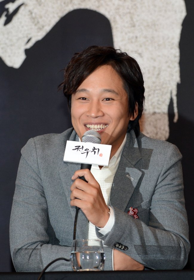 차태현(배우/가수)
KBS 일요 예능 ‘1박2일’을 통해 최고의 주가를 올리고 있는 차태현(36)이 KBS 수목극 ‘전우치’로 예능과 드라마 두마리 토끼를 다 잡을 지 주목된다. 공교롭게 ‘1박2일’ 멤버인 엄태웅은 ‘적도의 남자’로, 주원은 ‘각시탈’로, KBS 수목극 1위 행진을 이었다. 그 자리의 바통을 차태현이 넘겨 받은 셈.