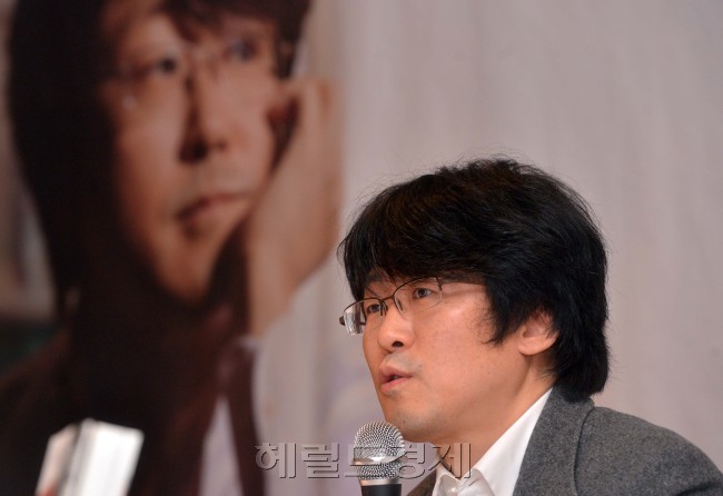 소설가 이인화 기자간담회.<br />이상섭 기자. babtong@heraldcorp.com 2012.11.13
소설가 이인화 기자간담회.
이상섭 기자. babtong@heraldcorp.com 2012.11.13