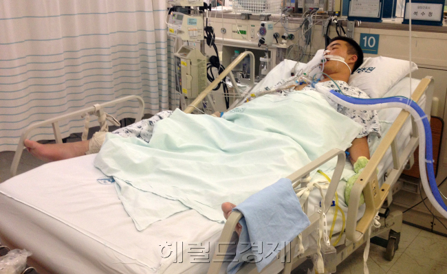 아산병원.<br />이상섭 기자. babtong@heralorp.com<br />2012.11.14
건강하게 군대에 갔던 아들이 병상에 누운 채 돌아왔다. 눈도 못 뜨고, 말을 할 수도 없다. 그저 하루 종일 산소호흡기에 의존해 있을 뿐이다. 입대 14개월 만이다. 아파서 군의관에게 간 아들은 소화제, 진정제, 지사제 등을 처방 받았다. 그러나 결국 쓰쓰가무시병으로 확인됐다. 국가를 믿고 군대에 보낸 우리 아들들이 이런 처우를 받고 있다는 게 씁쓸하다. 김유승 상병이 15일 서울아산병원 중환자실에 의식이 없는 채 누워 있다. 이상섭 기자/babtong@heraldcorp.com