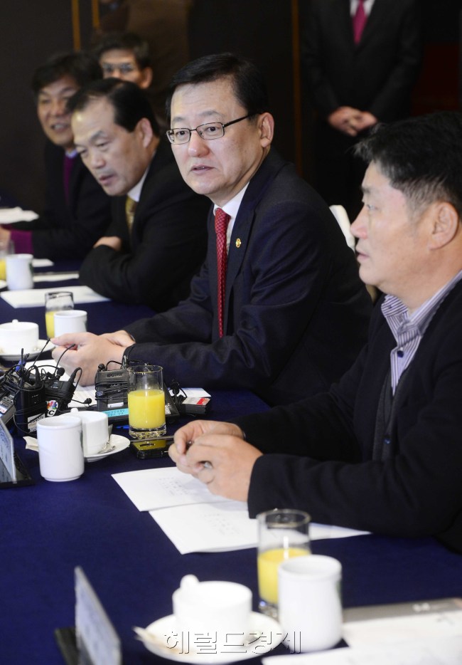 홍석우 지식경제부 장관이 15일 오전 서울팔래스호텔에서  제1차 유통산업발전협의회를 열고 회의를 주재하고 있다.  이날 홍장관은“대형 유통업체들과 소상공인이 함께 유통산업 규모를 키우는데 힘을 모으기 바란다.”라고 당부했다. 박해묵 기자/mook@heraldcorp.com