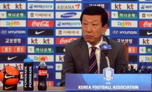 최강희(국가대표축구 감독)
'최강희호’가 호주와의 평가전을 끝으로 2012년 일정을 모두 마감했다. 최강희 감독이 이끄는 한국 축구 대표팀은 14일 화성종합경기타운 주경기장에서 열린 호주와 친선전에서 전반 11분 이동국이 선제골을 터뜨렸지만 전반 43분 루카비치야, 후반 42분 콘스와이트에게 연속골을 내줘 1-2로 패했다.