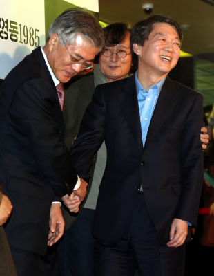 문재인(국회의원/민주통합당),안철수(기업인/교수)
대선을 34일밖에 남겨두지 않은 가운데 안철수 무소속 대선 후보 측이 지난 14일 문재인 민주통합당과의 단일화 협상을 잠정 중단 선언해 파장이 일고 있다.
안 후보측은 문 후보측이 여론을 통해 ‘안철수 양보론’을 퍼뜨리고 있어 “책임 있는 조치를 요구했지만 답변이 없었다”는 이유를 내세웠다.