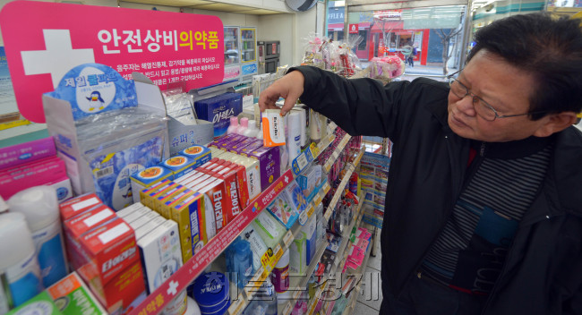 안전상비의약품에 대한 편의점 판매가 15일부터 본격 실시돼 서울 용산구 한 편의점에서 한 시민이 두통약을 고르고 있다.<br />김명섭 기자 msiron@heraldcorp.com
안전상비의약품에 대한 편의점 판매가 15일부터 본격 실시돼 서울 용산구 한 편의점에서 한 시민이 두통약을 고르고 있다.
김명섭 기자 msiron@heraldcorp.com
15일부터 일반 편의점에서도 비상상비약을 구입할 수 있게 됐다. 종류는 해열진통제, 소화제, 감기약, 파스 등이다. 약국이 문닫으면 비상상비약을 구할 수 없는 불편함이 이제 사라지게 됐다. 15일 오전 서울 용산구의 한 편의점에서 시민이 두통약을 고르고 있다.  김명섭 기자/msiron@heraldcorp.com