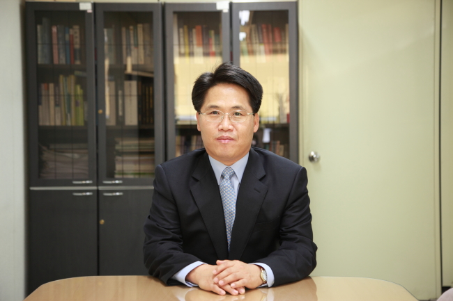 김형배(공정거래위원회 시장감시국장)
대한민국의 대표적인 탄광마을인 강원도 삼척시. 삼척 시내에서도 버스로 1시간 반가량을 더 들어가야 나오는 근덕면 원평리. 김형배<사진> 공정거래위원회 시장감시국장의 고향이다.