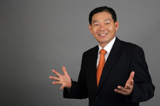 이해준(언론인)
지난 6월 필자가 남미의 우유니 소금사막을 여행할 때의 일이다. 비현실적일 정도로 환상적인 경치를 자랑하는 우유니 소금사막은 안데스산맥 한 가운데의 고원지대, 볼리비아와 칠레 국경에 접해 있는 오지 중의 오지다.