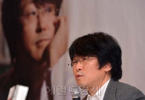 이인화(소설가/교수)
8년 동안 ‘게임 폐인’으로 살았는데 게임 속에서 접하고 느꼈던 게이머들의 말 못할 무의식과 꿈, 희망을 전달해보려 했다.”
소설가 이인화(47ㆍ이화여대 디지털미디어학부 교수)가 소설 ‘지옥설계도’로 8년 만에 돌아왔다.