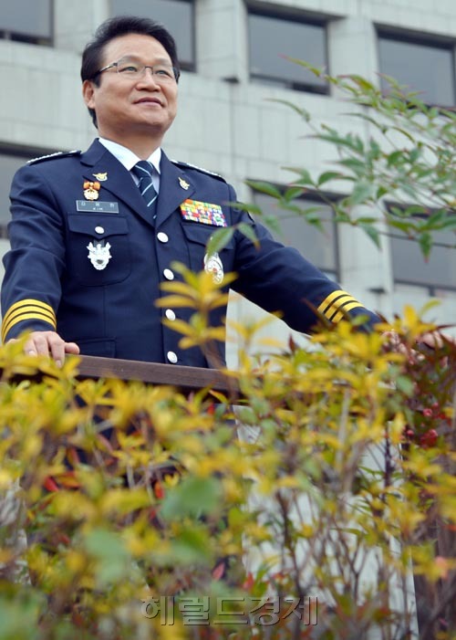 김용판(서울지방경찰청장)
눈매가 다소 무서워 보이는 김용판 서울지방경찰청장. 그는 이런 이유로 누구를 만날 때든 치아를 환히 보이며 웃는다. 크게 “하하하하” 소리까지 낸다. 김 청장은 상습적으로 술을 마시고 폭력을 행사하는 이들을 ‘주폭’이라는 단어로 명명한 인물로 유명하다. 서울지방경찰청장이 된 후 지속적으로 주폭 단속을 해 좀더 상쾌한 서울거리를 만들었다는 평가를 받고 있다.