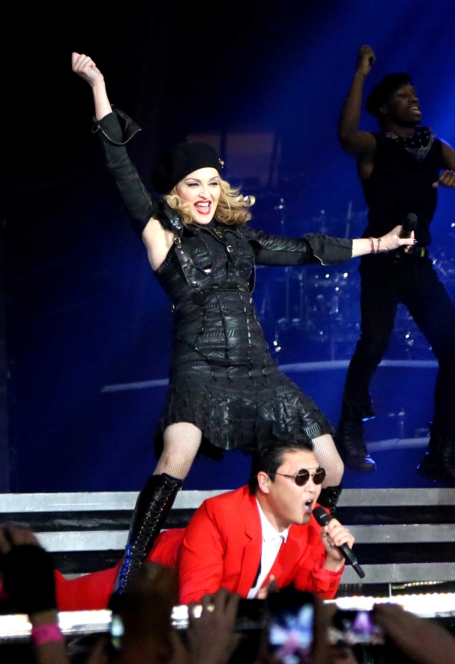 마돈나(Madonna/가수),싸이(박재상/가수)
Madonna is shown onstage with South Korean rapper Psy during Madonna’s MDNA concert at Madison Square Garden in New York.   AP-Yonhap News