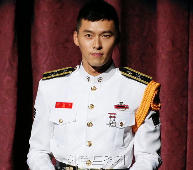 현빈(김태평/배우)
톱스타 강동원(31), 현빈(본명 김태평ㆍ30)이 스무여날을 간격으로 잇따라 전역, 연예계와 팬의 관심을 집중시키고 있다.
해병대 말년 병장 현빈은 다음달 6일로 예정된 만기 전역을 앞두고 지난 15일 7박8일간의 일정으로 말년 휴가를 나왔다.