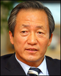 정몽준(국회의원/새누리당/아산사회복지재단 이사장)
지난 17년간 학교폭력으로 멍든 청소년들의 치유는 물론 학교폭력 예방과 근절을 위해 선도적인 역할을 해 온 청소년폭력예방재단(이사장 김종기)이 제24회 아산상 대상을 수상했다. 대상인 ‘아산상’ 수상자에게는 상패와 함께 상금 2억원이 주어진다.