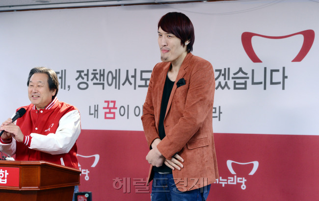 새누리당 박근혜 대선후보에 대한 지지선언을 하기 위해 5일 오전 여의도 당사를 찾은 '테크노 골리앗' 최홍만이 김무성 총괄선대본부장과 대화하고 있다.박현구 기자phko@heraldcorp.com
새누리당 박근혜 대선후보에 대한 지지선언을 하기 위해 5일 오전 여의도 당사를 찾은 '테크노 골리앗' 최홍만이 김무성 총괄선대본부장과 대화하고 있다.박현구 기자phko@heraldcorp.com