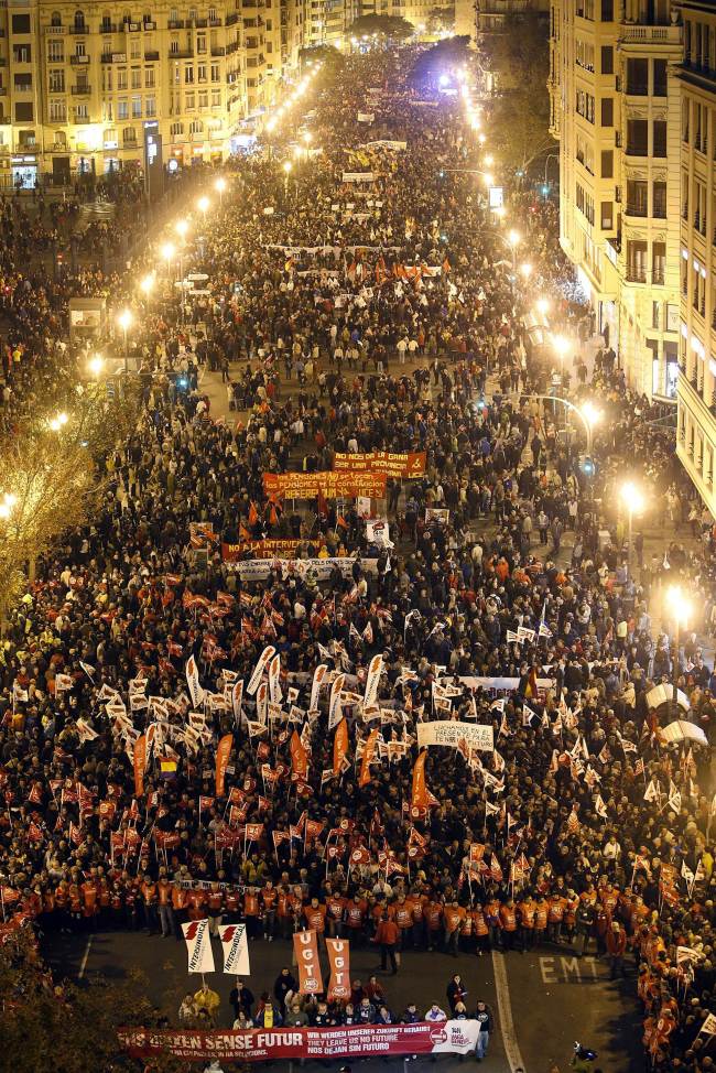 <YONHAP PHOTO-0245> Protesters take part in a demonstration during a general strike on November 14, 2012 in Valencia. The second general strike this year hit Spain with protesters marching in several cities against sweeping austerity measures and high unemployment, scenes echoed elsewhere in Europe. Spain, the eurozone's fourth-biggest economy, is suffering 25 percent unemployment, with the rate even higher amongst young people. AFP PHOTO / JOSE JORDAN../2012-11-15 08:25:34/ <저작권자 ⓒ 1980-2012 ㈜연합뉴스. 무단 전재 재배포 금지.>
Protesters take part in a demonstration during a general strike in Valencia on Wednesday.   AFP-Yonhap News