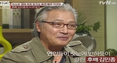 이경영(배우)
배우 이경영이 절친한 후배 김민종과의 루머에 대해 해명했다.
이경영은 지난 14일 방송된 tvN 에 출연, ‘김민종 때문에 이혼까지 했다’는 한 때 루머에 대해 언급했다.
　그는 “사실 연인들이 첫 눈에 반하듯 나와 김민종과의 만남도 그랬다”며 다소 파격적인 발언을 했다.