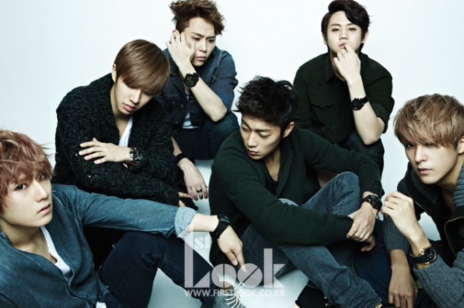 비스트(가수/남자그룹)
지난 11월 15일 공개된 화보 속 비스트는 소년의 때묻지 않은 모습과 동시에 특유의 남성미를 드러내는 이중적 매력을 발산하고 있다. 멤버들은 매혹적인 눈빛과 자연스러운 포즈로 부드러운 카리스마를 자랑했고, 톤 다운된 컬러의 셔츠, 니트, 진 등의 가을 겨울 의상 아이템을 소화하며 저마다의 매력을 유감없이 발휘했다.