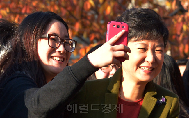 박근혜 새누리당 대통령후보가 15일 서울 용산구 원효로4가 모교인 성심여고를 방문 학생들과 셀카를 찍고 있다. 박현구 기자phko@heraldcorp.com/2012.11.15
박근혜 새누리당 대통령후보가 15일 서울 용산구 원효로4가 모교인 성심여고를 방문 학생들과 셀카를 찍고 있다. 박현구 기자phko@heraldcorp.com/2012.11.15