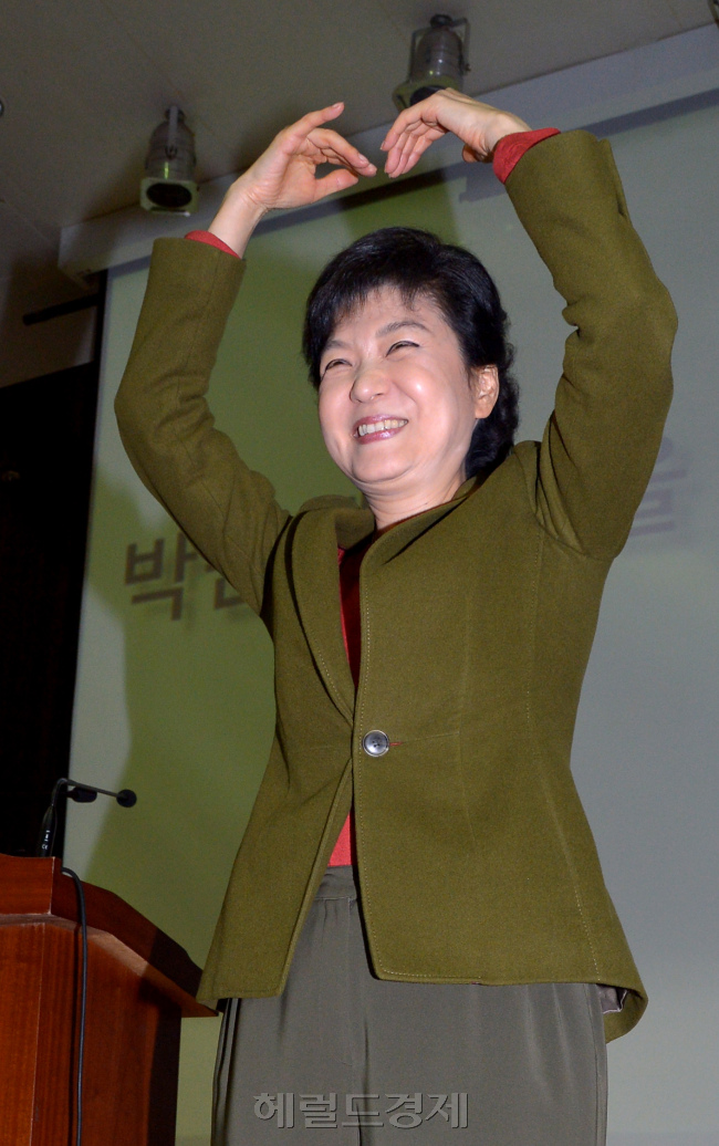 박근혜 새누리당 대통령후보가 15일 서울 용산구 원효로4가 모교인 성심여고를 방문 학생들에게 하트를 만들어 인사하고 있다. 박현구 기자phko@heraldcorp.com/2012.11.15
박근혜 새누리당 대통령후보가 15일 서울 용산구 원효로4가 모교인 성심여고를 방문 학생들에게 하트를 만들어 인사하고 있다. 박현구 기자phko@heraldcorp.com/2012.11.15