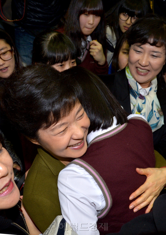 박근혜 새누리당 대통령후보가 15일 서울 용산구 원효로4가 모교인 성심여고를 방문 학생들과 포옹하며 인사하고 있다. 박현구 기자phko@heraldcorp.com/2012.11.15
박근혜 새누리당 대통령후보가 15일 서울 용산구 원효로4가 모교인 성심여고를 방문 학생들과 포옹하며 인사하고 있다. 박현구 기자phko@heraldcorp.com/2012.11.15