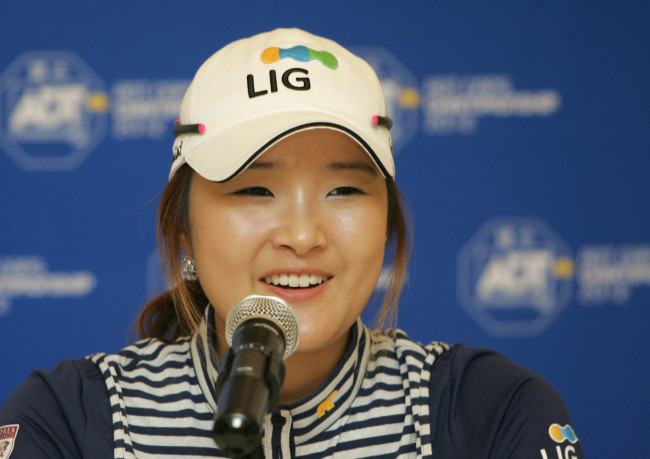 양제윤(골프선수)
한국여자프로골프(KLPGA)투어 양제윤(20ㆍLIG)이 규정 착각으로 2벌타를 받았으나, 4언더파를 기록하며 올시즌 대상에 한걸음 다가섰다.
양제윤은 15일 싱가포르 라구나골프클럽(파72)에서 열린 시즌 최종전 ADT 챔피언십 첫날 1라운드에서 버디만 7개 보기1개로 6언더를 기록했으나, 7번홀에서 오소 플레이를 한 것을 뒤늦게 알고 신고해 2벌타를 받았다. 결국 7번홀 스코어가 더블보기가 되면서 4언더파 공동 2위를 기록했다.