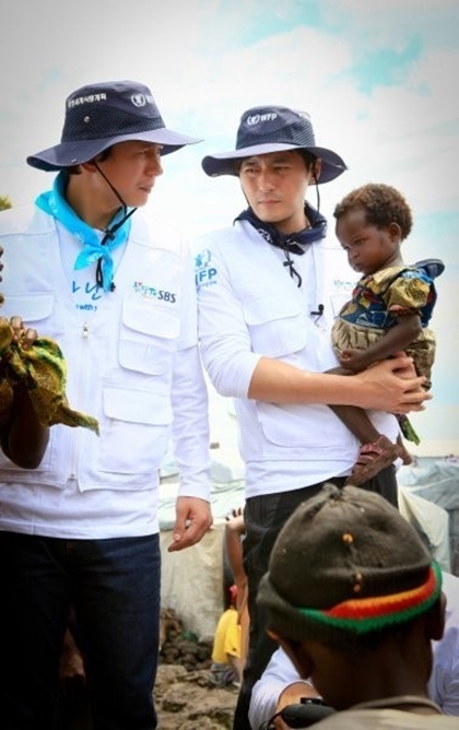 김민종(배우/가수),장동건(배우)
유엔세계식량계획(WFP) 홍보대사인 배우 장동건과 김민종이 아프리카 콩고민주공화국 봉사활동에 참여했다. 오는 16일 방영되는 ‘희망TV SBS’에는 드라마 ‘신사의 품격’에서 함께 호흡을 맞춘 장동건과 김민종이 콩고 현지 어린이들과 만난 사연이 공개된다.