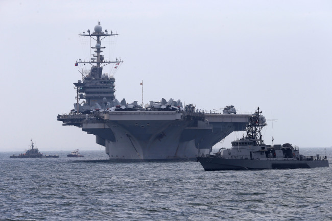 The nuclear-powered USS George Washington, a 97,000-ton aircraft carrier from the U.S.’ 7th fleet, sails off Manila Bay, the Philippines, as part of a “good will” tour on Oct. 24. (AP-Yonhap News)