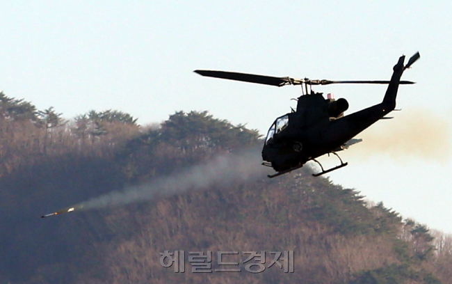 2012 육군사격대회가 열린 15일 오후 경기 양평군 비승사격장 상공에서 AH-1S 코브라가 라켓 사격을 실시하고 있다. / 안훈기자 rosedale@ 2012.11.15
2012 육군사격대회가 열린 15일 오후 경기 양평군 비승사격장 상공에서 AH-1S 코브라가 라켓 사격을 실시하고 있다. / 안훈기자 rosedale@ 2012.11.15