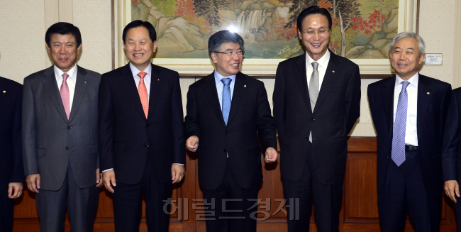 김중수 한국은행 총재가 16일 오전 한국은행에서 시중 은행장들을 초청해 금융협의회를 열고 있다. 박해묵 기자/mook@heraldcorp.com
김중수 한국은행 총재가 16일 오전 한국은행에서 시중 은행장들을 초청해 금융협의회를 열고 있다. 박해묵 기자/mook@heraldcorp.com
김중수 한국은행 총재는 16일 오전 서울 남대문로 한국은행에서 열린 ‘11월 금융협의회’에서 “중국의 새 지도부가 출범했고 지난주에는 미국 대선이 끝나면서 정치적 불확실성이 줄어들었다”며 “금융 안정과 금융 개혁, 실물경제의 균형을 맞추는 작업에 속도를 더 내야 한다”고 말했다. 조준희(왼쪽부터) IBK기업은행장, 서진원 신한은행장, 김 총재, 민병덕 KB국민은행장, 이주형 수협 신용대표이사.  박해묵 기자/mook@