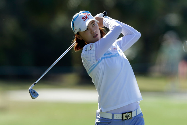 최나연(골프선수)
<YONHAP PHOTO-0337> NAPLES, FL - NOVEMBER 15: Na Yeon Choi of South Korea watches her approach shot on the first hole during the first round of the CME Group Titleholders at the TwinEagles Club on November 15, 2012 in Naples, Florida. Scott Halleran/Getty Images/AFP== FOR NEWSPAPERS, INTERNET, TELCOS & TELEVISION USE ONLY ==../2012-11-16 07:09:52/ <저작권자 ⓒ 1980-2012 ㈜연합뉴스. 무단 전재 재배포 금지.>
Korea’s Choi Na-yeon watches her approach shot on the first hole on Thursday.   AFP-Yonhap News