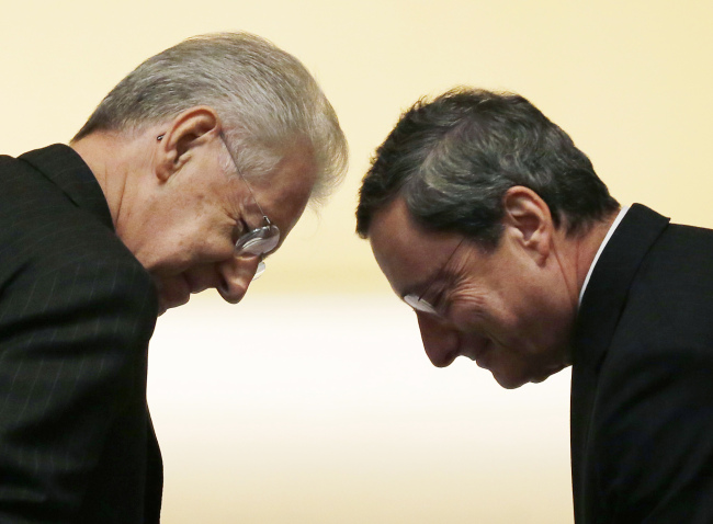 마리오 몬티(좌/Mario Monti/이탈리아 총리),마리오 드라기(Mario Draghi/금융인/유럽중앙은행 총재)
Italian Prime Minister Mario Monti (left) and ECB President Mario Draghi meet in Milan on Thursday.   AP-Yonhap News