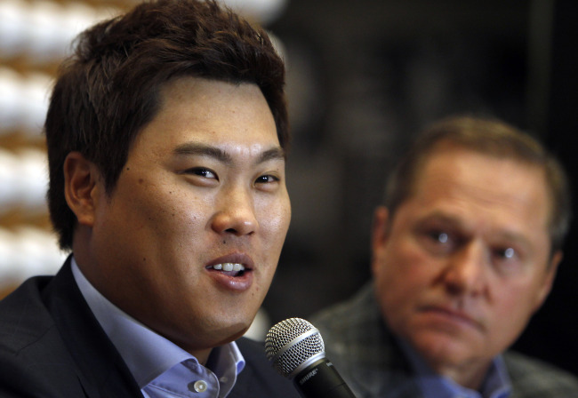류현진(야구선수/한화이글스/투수)
Ryu Hyun-jin speaks as his agent Scott Boras looks on during a press conference in Newport Beach, California, Thursday.   AP-Yonhap News