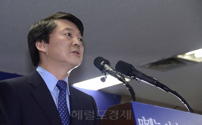 안철수 대선후보가 16일 오전 공평동 선거캠프에서 문재인후보와의 단일화관련 기자회견을 가지고 있다. 박해묵 기자/mook@heraldcorp.com