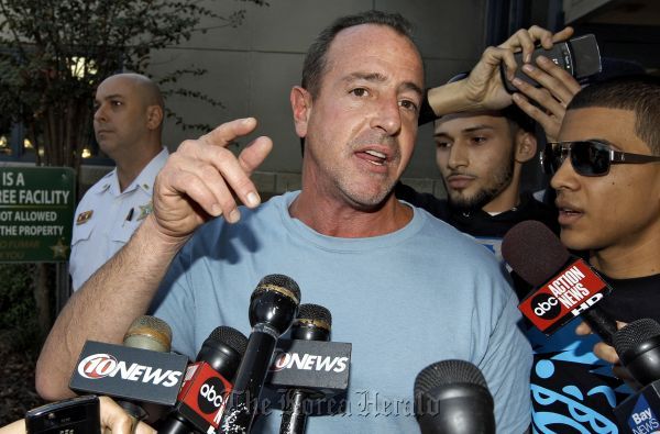마이클 로한(Michael Lohan/화제인물)
A paternity test has proven U.S. tabloid fixture Michael Lohan is the father of 17-year-old Ashley Horn.
Lohan learned the result of the test on Thursday‘s edition of TV’s “Trisha Goddard” chat show.