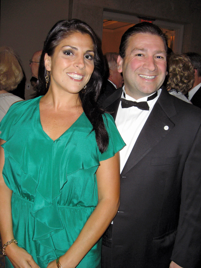 질 켈리(좌/Jill Kelley/화제인물)
Jill Kelley poses for a photo in Tampa, Florida, May 16, 2011. She tried to broker an energy project deal with South Korea.   AP-Yonhap News