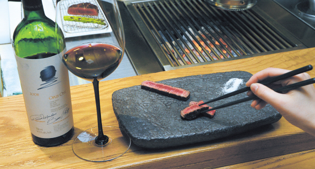 Seoul’s B.Y.O.B. hotspot is drawing in diners with reasonably priced top grade 1++ hanwoo and a corkage-free wine policy. (Chung Hee-cho/The Korea Herald)