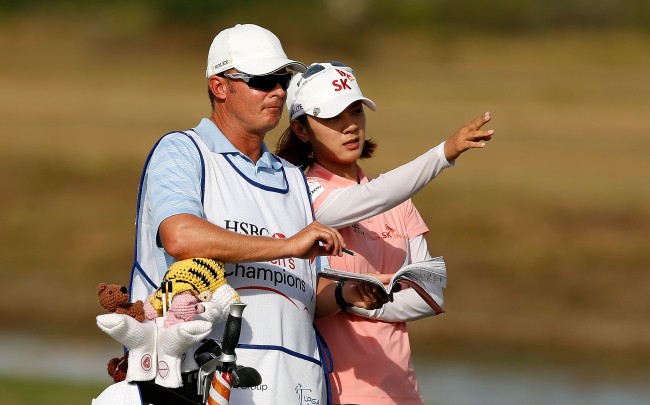 <YONHAP PHOTO-0508> NAPLES, FL - NOVEMBER 17: Na Yeon Choi of South Korea chats with her caddie Jason Hamilton on the 14th hole during the third round of the CME Group Titleholders at the TwinEagles Club on November 17, 2012 in Naples, Florida. Scott Halleran/Getty Images/AFP== FOR NEWSPAPERS, INTERNET, TELCOS & TELEVISION USE ONLY ==../2012-11-18 07:26:31/ <저작권자 ⓒ 1980-2012 ㈜연합뉴스. 무단 전재 재배포 금지.>
Choi Na-yeon of South Korea chats with her caddie Jason Hamilton on the 14th hole during the third round of the CME Group Titleholders at the TwinEagles Club in Naples, Florida, Saturday.   AFP-Yonhap News