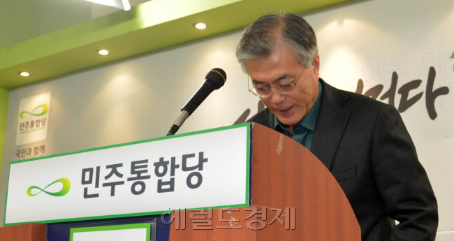문재인 민주통합당 대선후보가 18일 서울 영등포 민주당사에서 이해찬 대표 사퇴와 관련해 기자회견을 하고 있다.<br />김명섭 기자 msiron@heraldcorp.com
