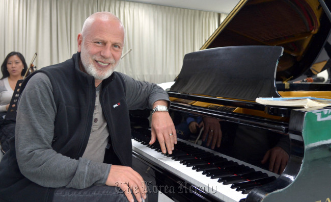 블라디미르 펠츠만<br />김명섭 기자 msiron@heraldcorp.com
Vladimir Feltsman poses in front of a piano at a studio in southern Seoul on Friday, before his rehearsal with the Sejong Soloists.   Kim Myung-sub/The Korea Herald