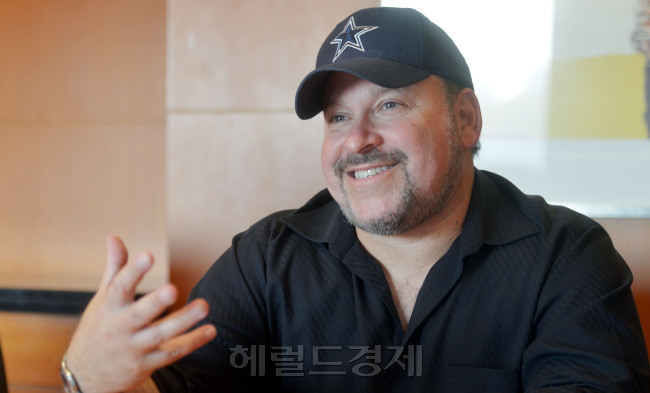 프랭크 와일드혼(Frank Wildhorn/작곡가)
뮤지컬 ‘황태자 루돌프’ 한국 공연을 위해 서울을 방문한 작곡가 프랭크 와일드혼(Frank Wildhornㆍ53)은 지난 9일 장충동 앰배세더 호텔에서 있었던 인터뷰에서 이번 공연에 대한 기대와 흥분을 감추지 못했다.