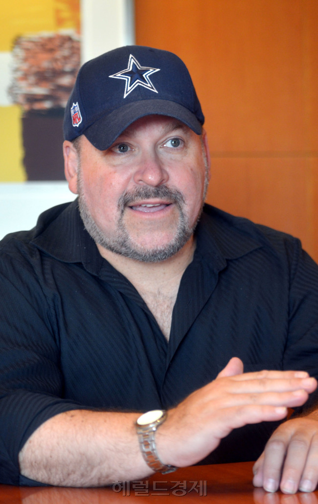 프랭크 와일드혼(Frank Wildhorn/작곡가)
뮤지컬 ‘황태자 루돌프’ 한국 공연을 위해 서울을 방문한 작곡가 프랭크 와일드혼(Frank Wildhornㆍ53)은 지난 9일 장충동 앰배세더 호텔에서 있었던 인터뷰에서 이번 공연에 대한 기대와 흥분을 감추지 못했다.