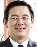 이영규(기업인/웰크론그룹 대표이사 회장)
틈새시장은 중소기업에게 대기업과의 경쟁을 피할 수 있는 ‘기회의 장’이 될 수 있기 때문에 끊임없이 찾아내야 한다. 이미 시장에서 강력한 힘을 발휘하고 있는 대기업과 힘겨루기 보다는 그들과 다른 차별화된 시장을 찾아 경쟁을 피하는 우회적인 공략이 절실하다. 틈새 전략을 추구하는 기업은 작지만 그 분야에서는 최고가 될 수 있다.