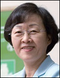 신연희(강남구청장)
강남구가 건강도시로 다시 태어나고 있다. 구는 지난달 24~26일 호주 브리즈번에서 열린 제5차 AFHC(서태평양 건강도시연맹) 국제컨퍼런스에서 ‘AFHC 건강도시 Strong Action상’ 등 3개 부문을 휩쓸었다. AFHC는 세계보건기구(WHO) 지역기구로 ‘모든 인류에게 건강을’(Health for All)’이란 목표 하에 서태평양지역 160여 도시가 회원으로 가입돼있다. 강남구가 건강해지기까지 그 중심에는 신연희 강남구청장이 있었다. ‘카리스마, ‘불도저’ ‘강단’으로 대표되는 신연희 구청장은 흔들리지 않는 추진력으로 강남구를 건강도시로 탈바꿈시켰다.