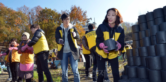 서울 서초구 언남고 학생과 학부모, 서초구 직원자원봉사단은 18일 방배동 전원마을 비닐하우스 촌에서 연달배달을 하며 휴일을 보내고 있다.<br />김명섭 기자 msiron@heraldcorp.com
서울 서초구 언남고 학생과 학부모, 서초구 직원자원봉사단은 18일 방배동 전원마을 비닐하우스 촌에서 연달배달을 하며 휴일을 보내고 있다.
김명섭 기자 msiron@heraldcorp.com
