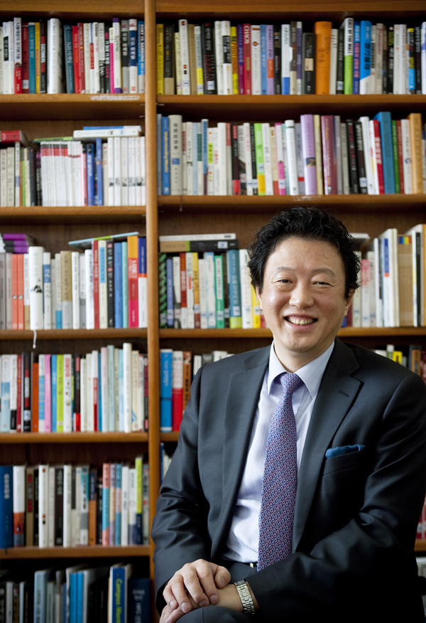 김난도(교수)
한국 출판 역사상 최단기간 밀리언셀러에 오른 에세이 ‘아프니까 청춘이다’의 저자인 김 교수는 SBS 독서캠페인 ‘책과 사람’에 참여해 독서의 중요성을 이야기한다. ‘책과 사람’은 독서의 중요성 일깨우기 위한 캠페인으로 2009년부터 시작된 프로그램이다. 김 교수는 신간 ‘천 번을 흔들려야 어른이 된다’로 이제 막 사회에 첫발을 내디딘 청년들에게 위로와 응원의 메시지를 전하기도 했다.